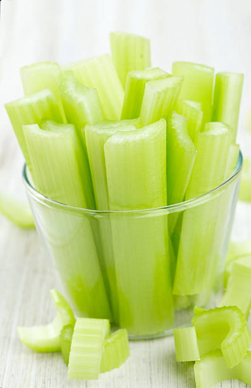 کرفس سالم تازه درجه یک مناسب تهیه غذاهای کم‌ نمک